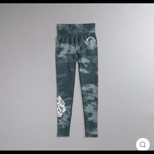 Big Wolf "Everson Seamless" Scrunch Leggings in Greek Stone Big Ghost Clouds